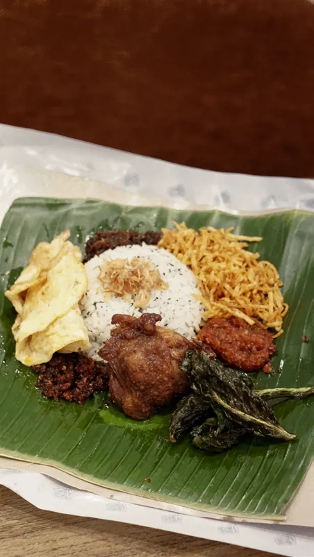 Nasi rames ayam goreng kuning